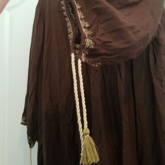 Brown top with green accents - Picture 3 of 3